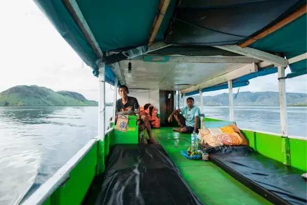 homens dentro de um barco no rio