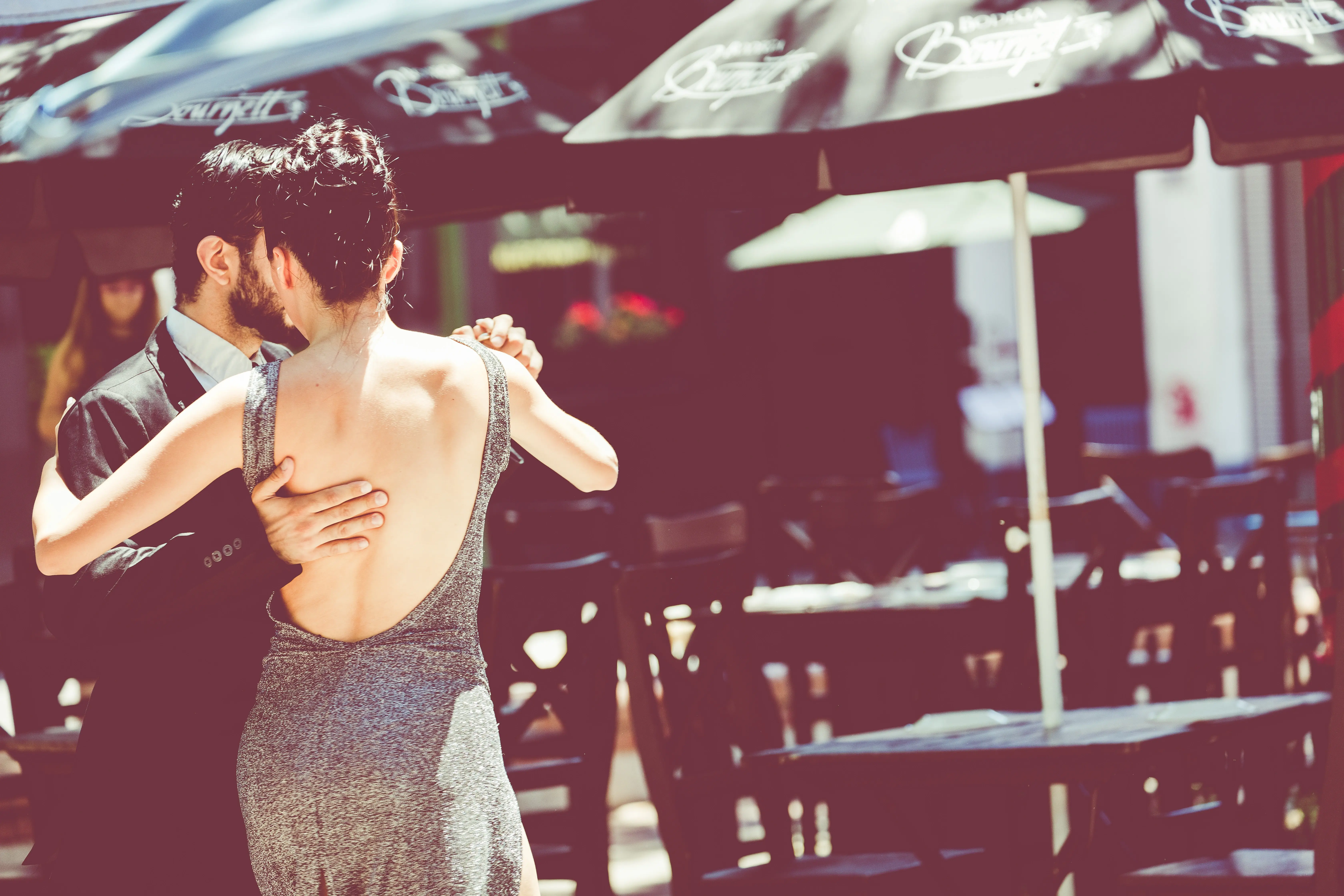 Casal dançando tango em Buenos Aires (Fonte: Adobe Stock)