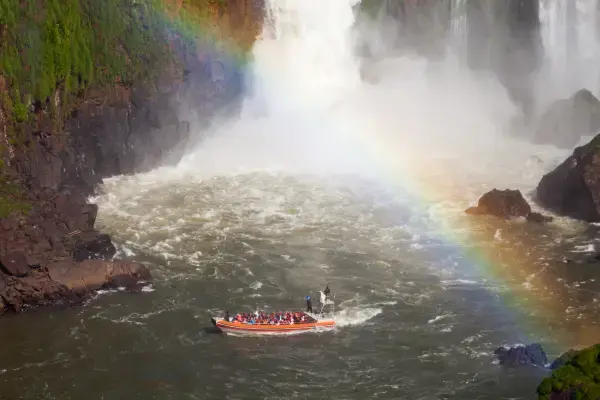 Barco próximo às Cataratas do Iguaçu (Fonte: Canva)