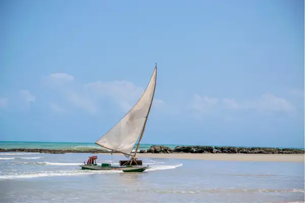 Barco no mar de praia de São Miguel do Gostoso