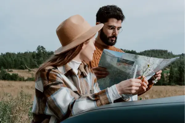 um casal olhando o mapa mundi