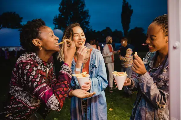 pessoas se divertindo em um festival noturno