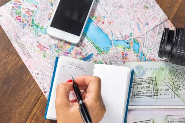 Um diário de viagem em cima do mapa mundi