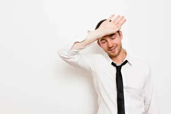 Homem com expressão e gestos de alívio