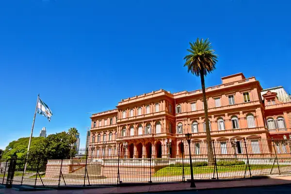 A Casa Rosada, sede da presidência da Argentina, é um dos principais pontos turísticos de Buenos Aires.