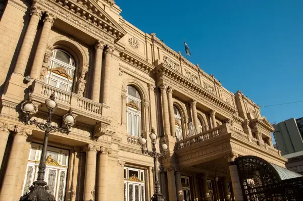 O Teatró Colón, em Buenos Aires, é considerado um dos melhores teatros de ópera do mundo pela acústica apurada. Além disso, sua arquitetura e decoração interna também impressionam.