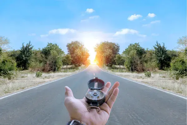 Uma bússola em uma estrada