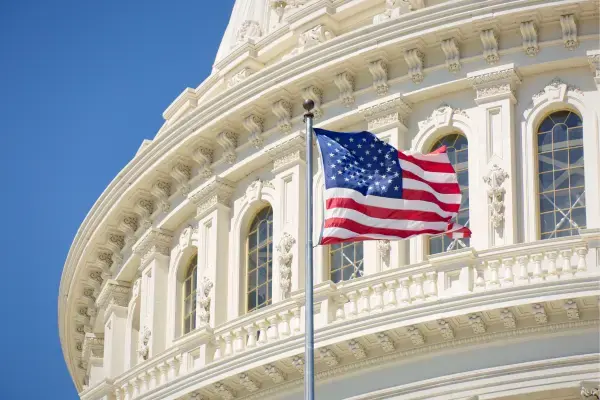 Casa Branca, nos Estados Unidos, com bandeira do país
