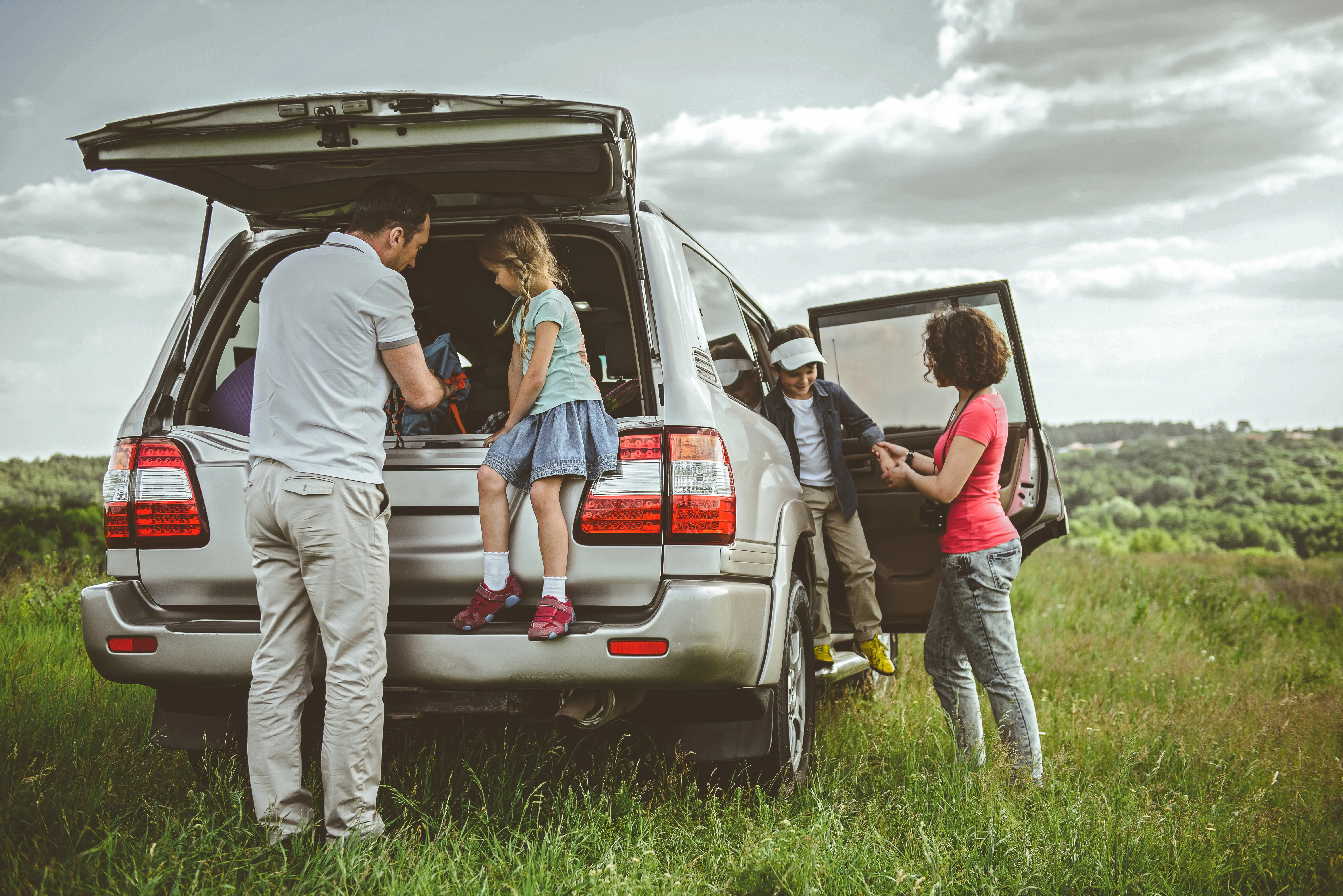 Família em carro viajando (Fonte: Adobe Stock)