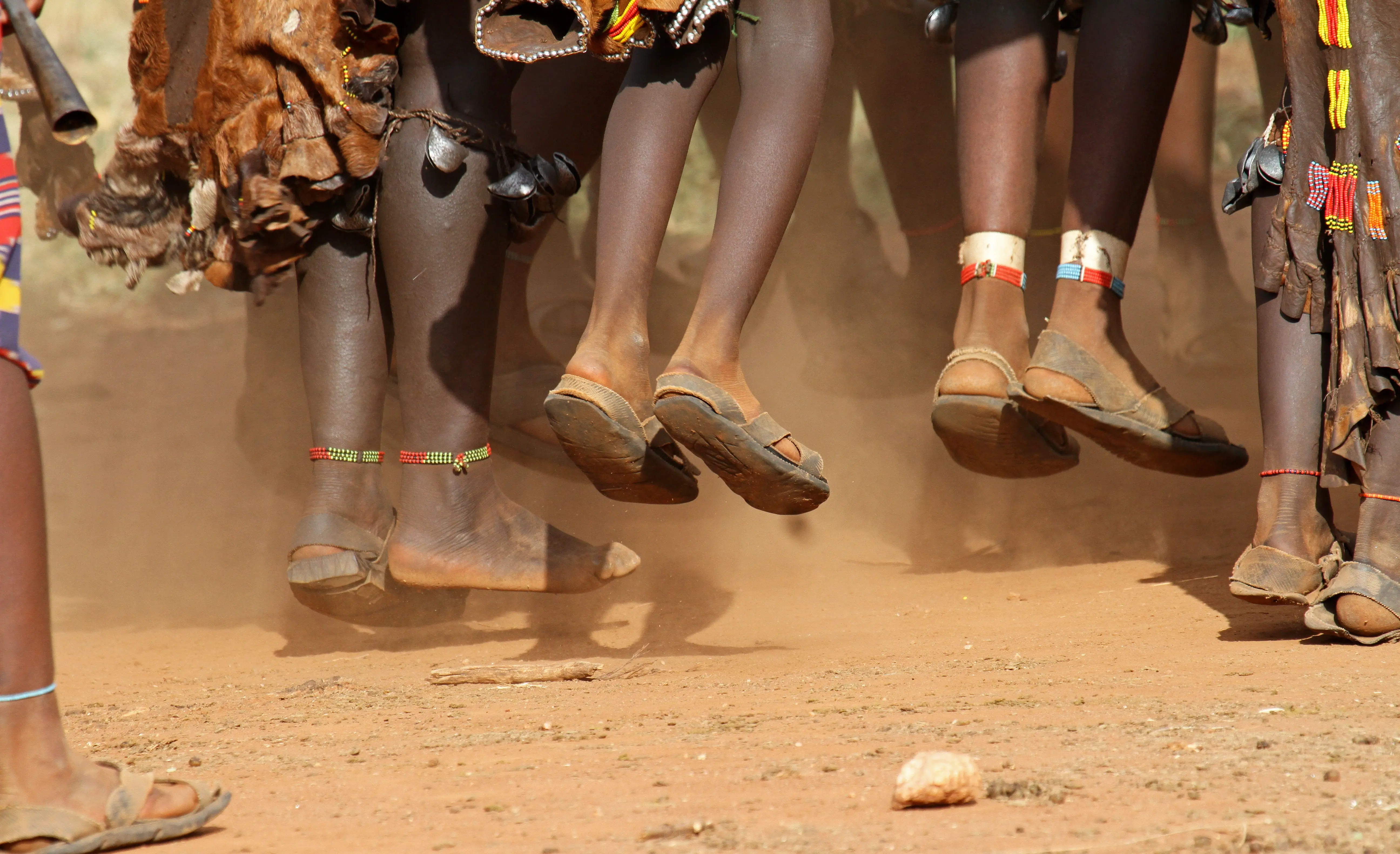 Os pés das mulheres Hamar, uma tribo africana, dançando durante uma cerimônia de salto em touro no vale do Omo, no sul da Etiópia (Fonte: Adobe Stock)
