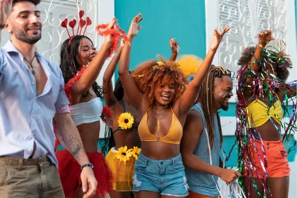 Brasileiros comemorando algo (Fonte: Canva)