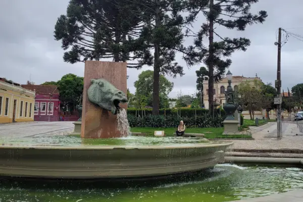 Fonte da Memória, conhecida como Cavalo Babão, no Largo da Ordem em Curitiba (Fonte: Arquivo Pessoal)