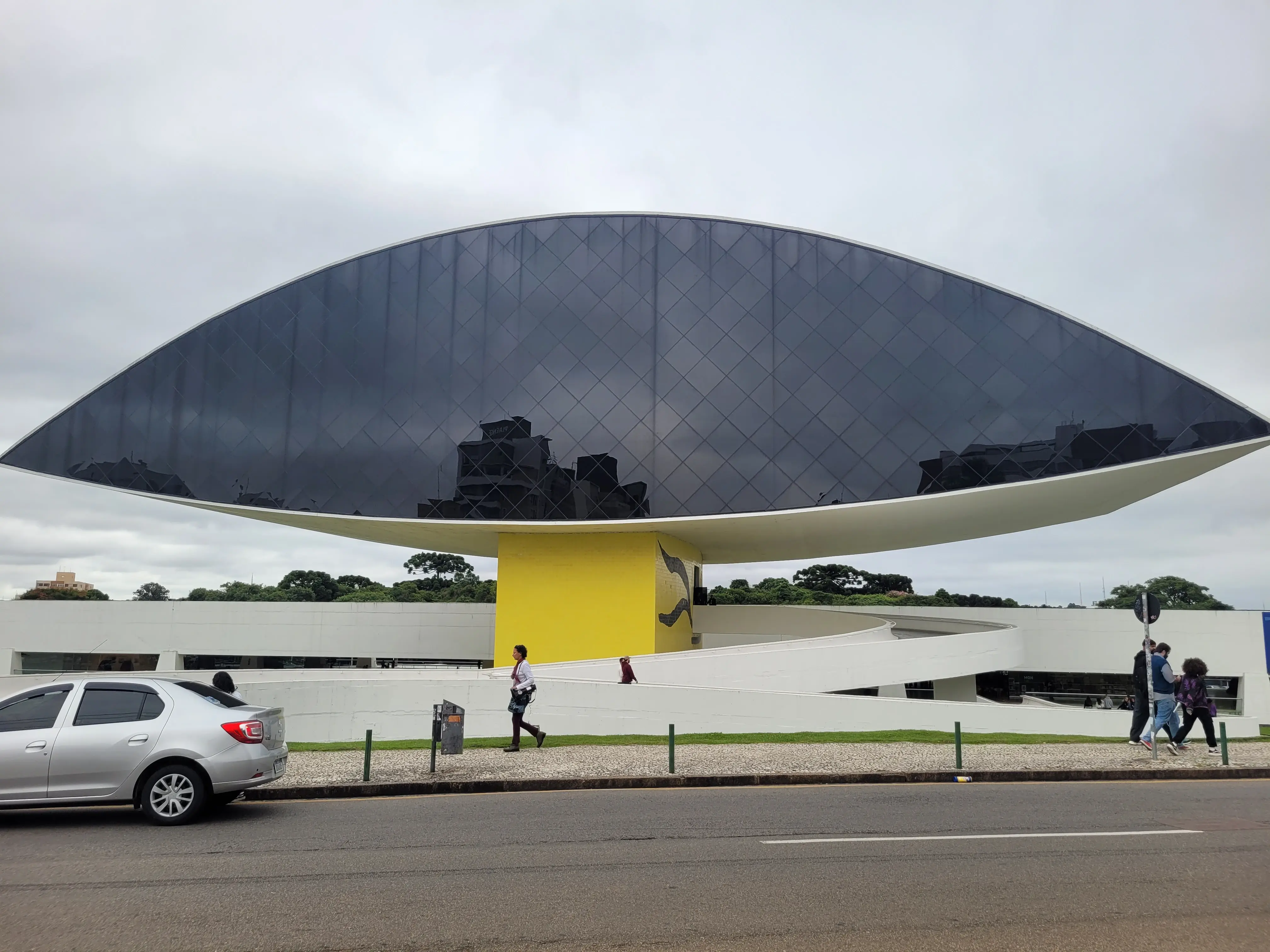 Museu Oscar Niemeyer (MON) em Curitiba (Fonte: Arquivo Pessoal)
