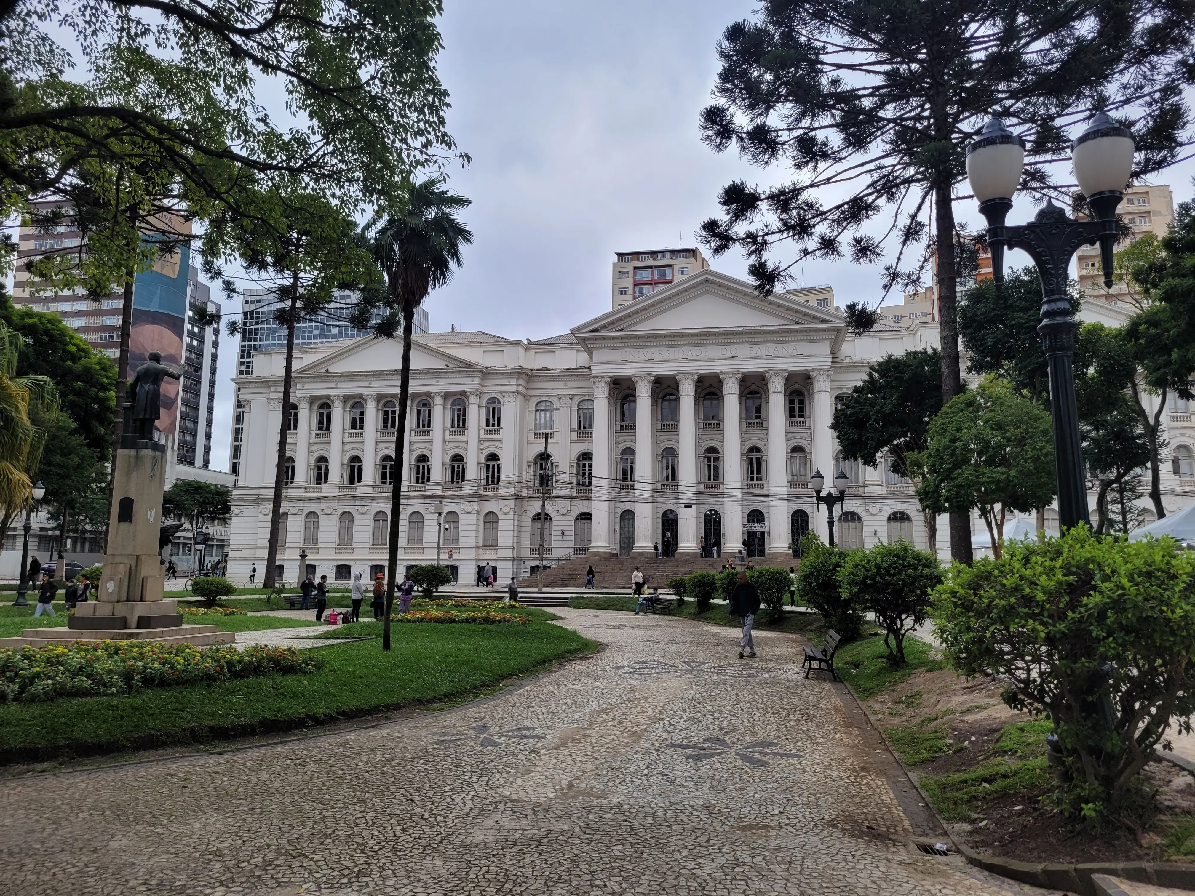 Fachada da Universidade Federal do Paraná em Curitiba (Fonte: Arquivo Pessoal)