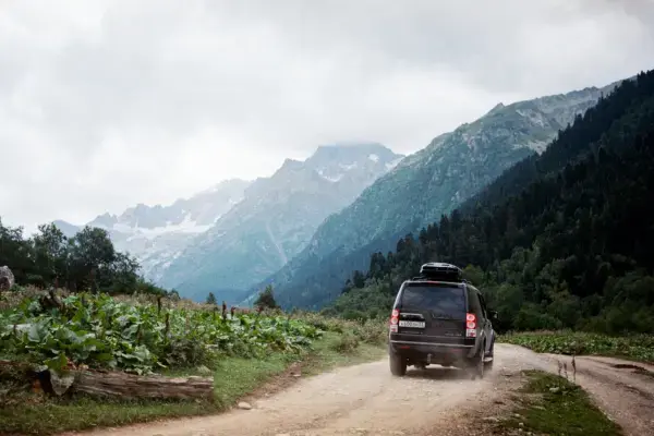 Carro em estrada de terra (Fonte: Canva)