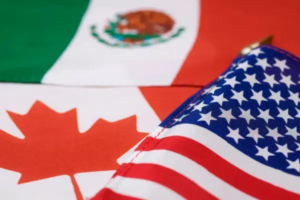 Bandeiras dos Estados Unidos, México e Canadá