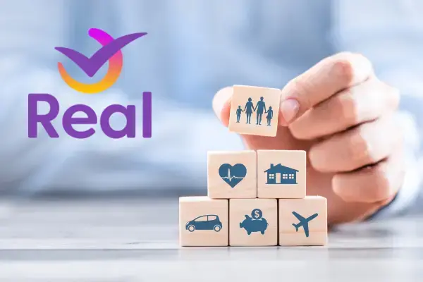 Imagem ilustrativa de um seguro viagem, homem colocando pequenos blocos com sinais representando segurança e viagem