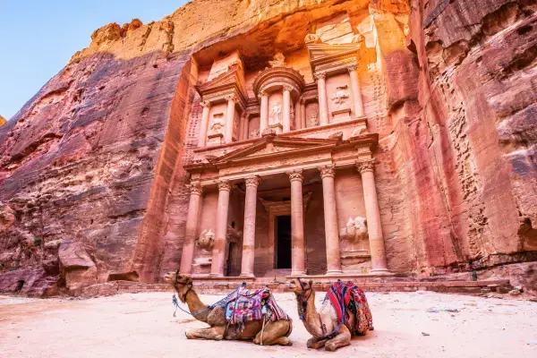 Construção em rocha na cidade de Petra, na Jordânia