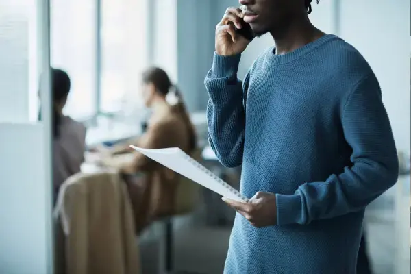 Homem fazendo uma ligação com telefone na orelha
