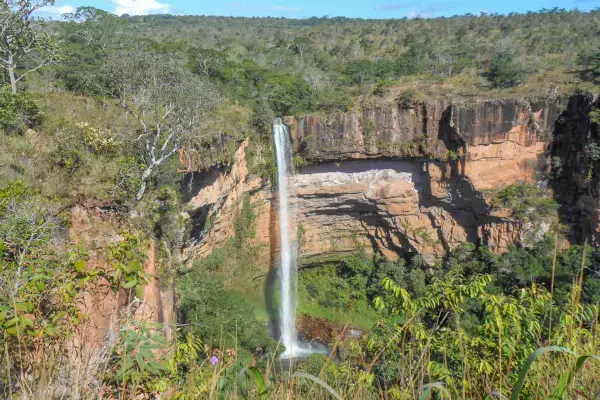Cachoeira em meio a área montanhosa da Chapada dos Guimarães