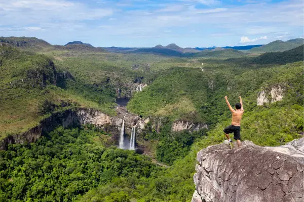 Homem observando a paisagem de cima de montanha da Chapada dos Veadeiros