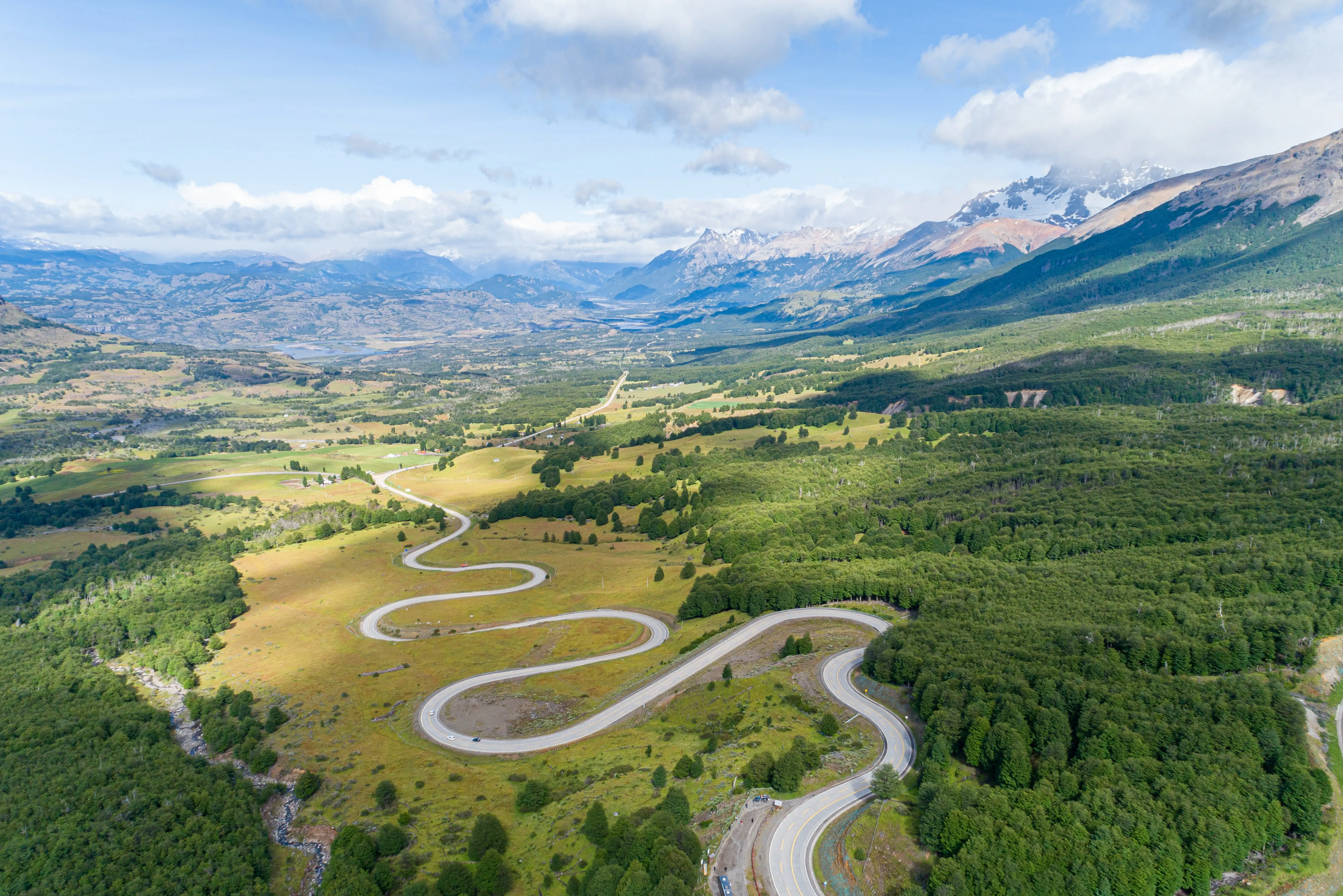 Vista aérea da estrada de asfalto curva através das montanhas. Estrada Carretera Austral perto do Parque Nacional Cerro Castillo. Chile (Fonte: Adobe Stock)