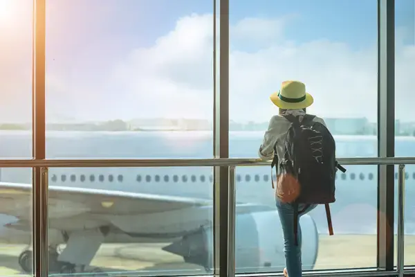 Mulher olhando aviões em aeroporto