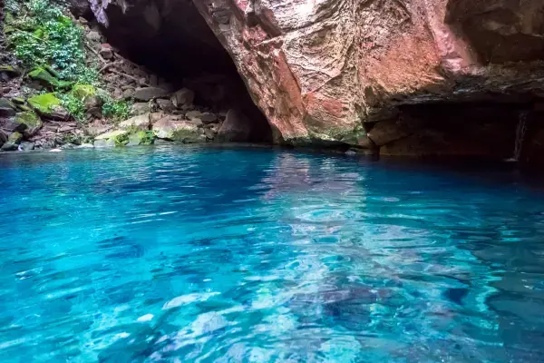 lago com agua cristalina na chapada das mesas