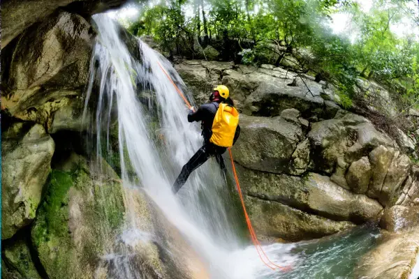 uma pessoa fazendo rapel nas cachoeiras de Chapada das Mesas