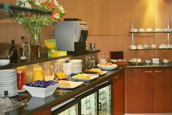 imagem de um buffet recheado de comidas gostosas