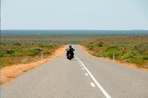 Motoqueiro viajando por estrada