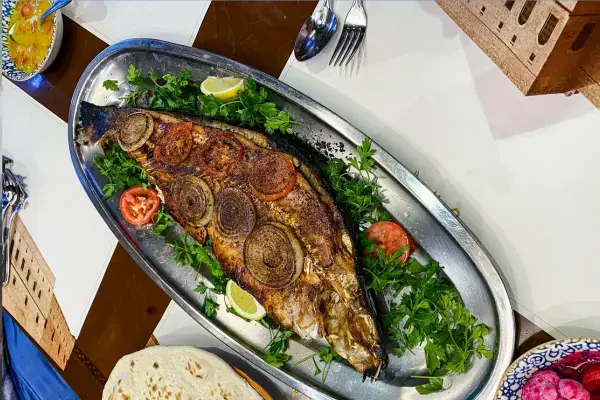 Mesa servida com o prato Masgouf