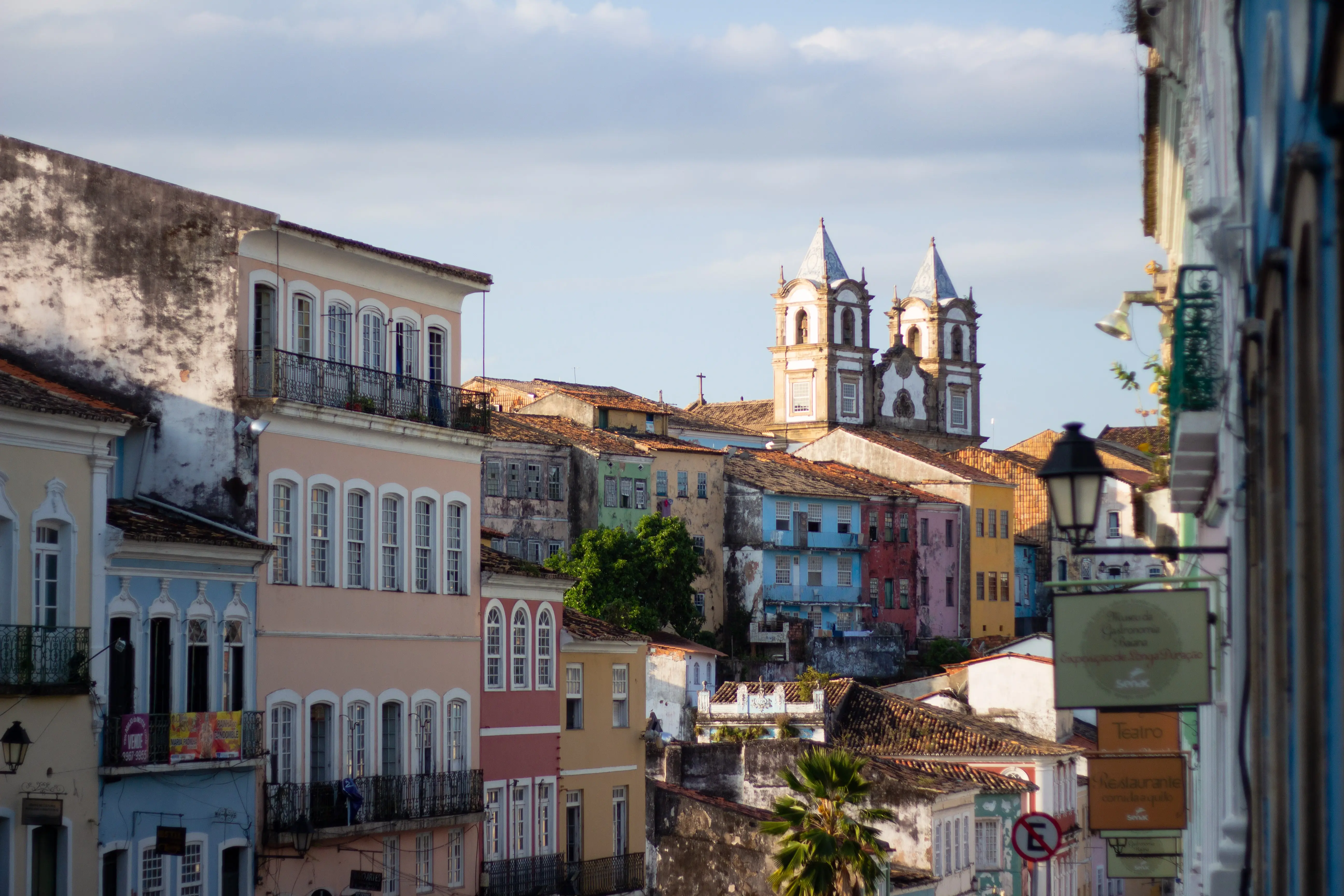 Casarões no Pelourinho, em Salvador, com igreja ao fundo (Fonte: Arquivo Pessoal)
