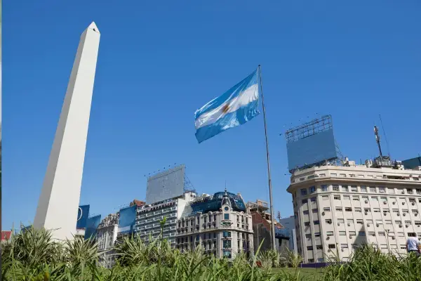 Bandeira da Argentina e o Obelisco na cidade de Buenos Aires
