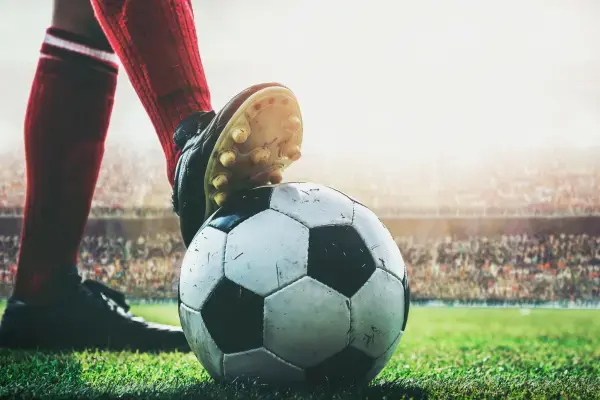 Chuteira e bola de futebol representando o esporte