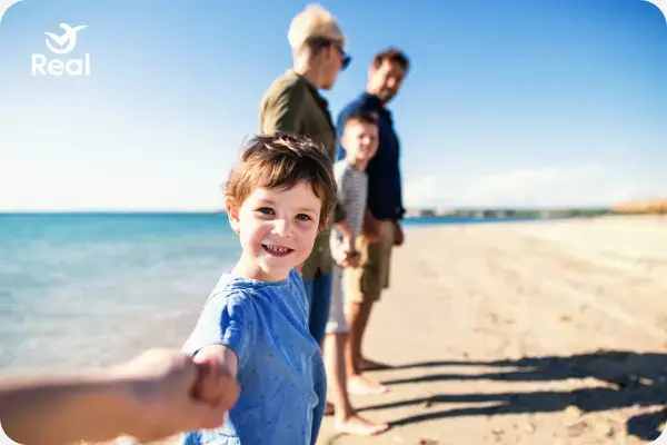 um menino sorrindo em primeiro plano, ele está viajando com a família