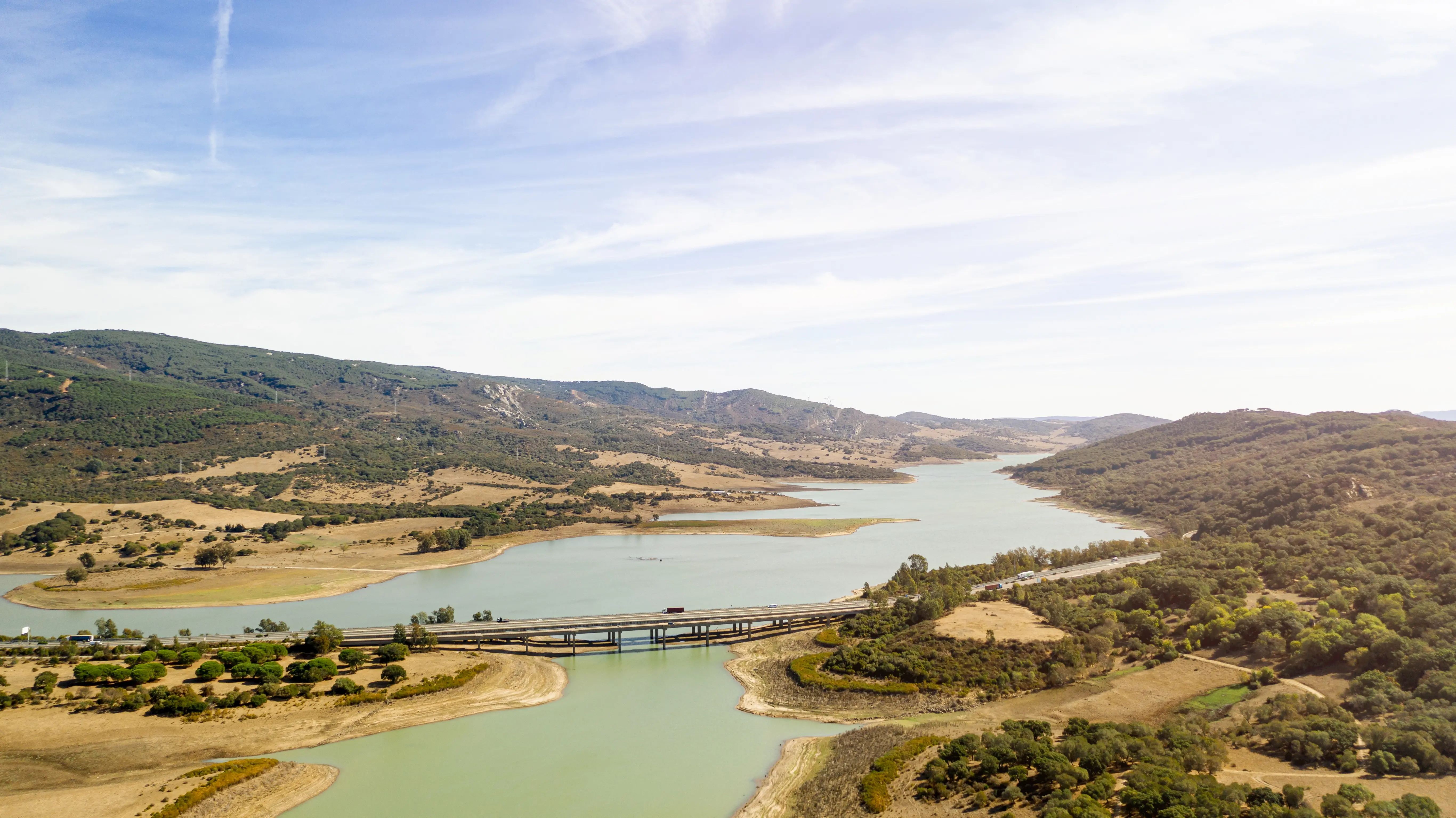 Bela natureza paisagem com ponte tirada por drone