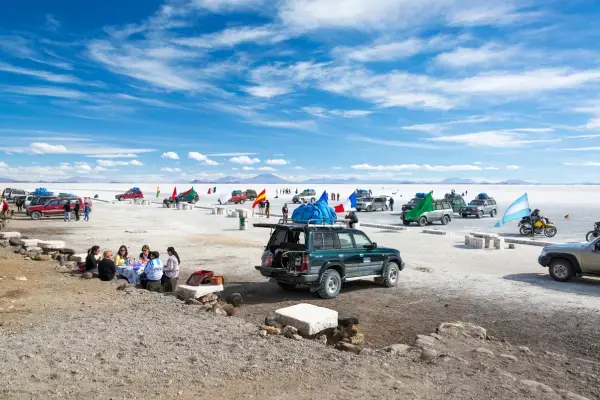 Turistas se preparando para visitar o Salar de Uyuni