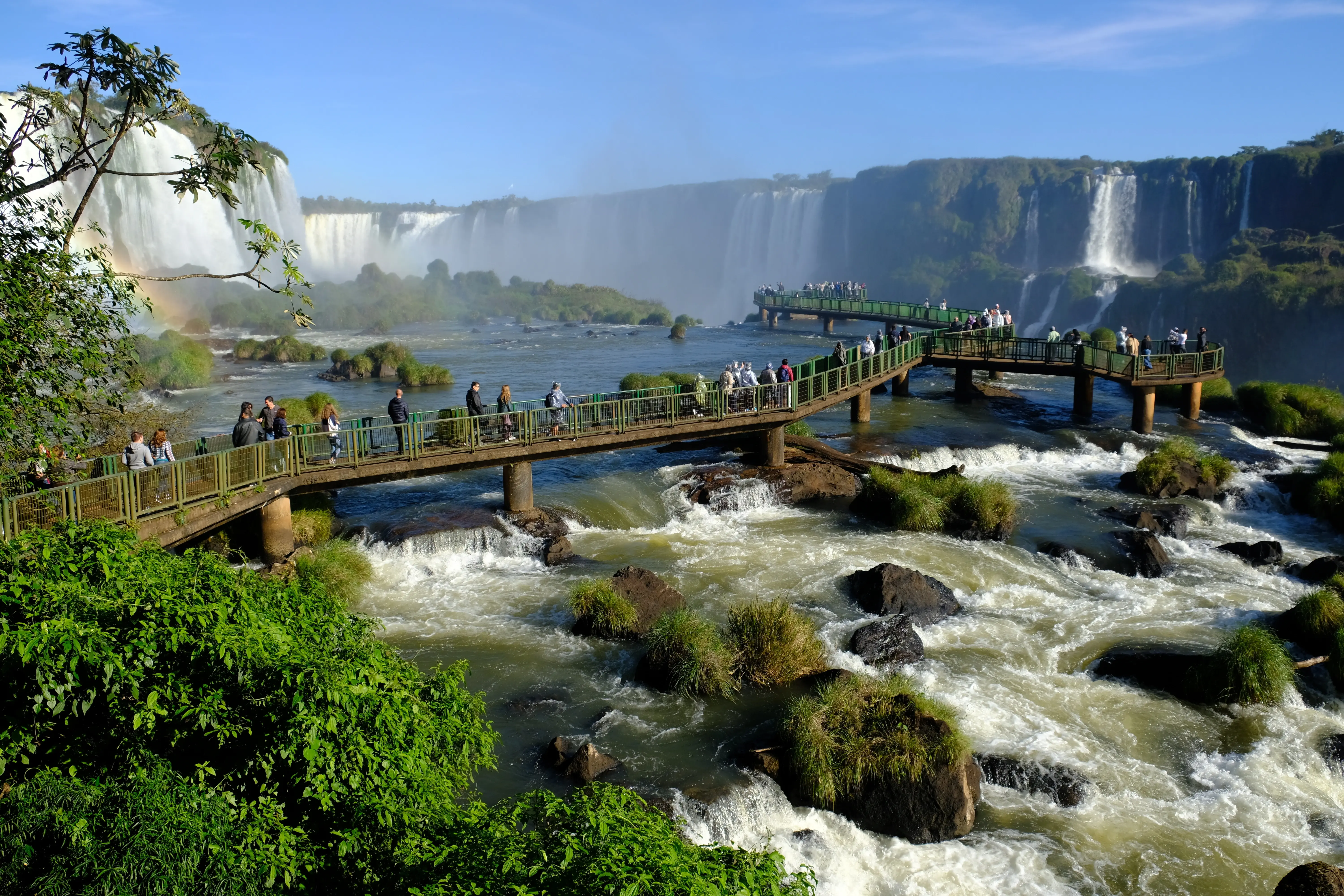 Pessoas turistando as cataratas de Foz do Iguçu