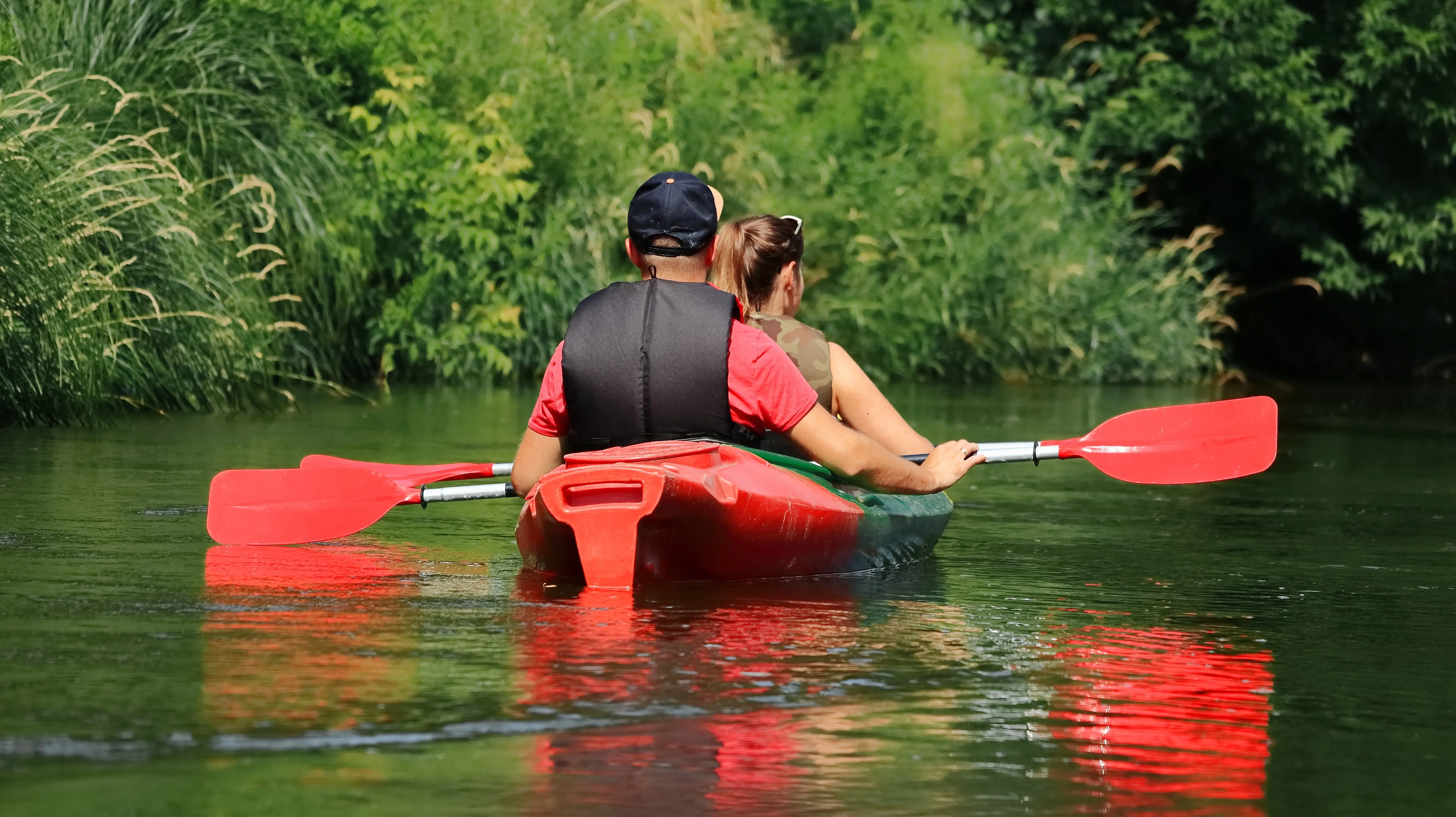 casal em um bote no lago