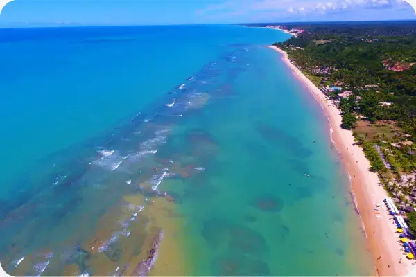 Visão aérea de praia de Arraial d'Ajuda, na Bahia