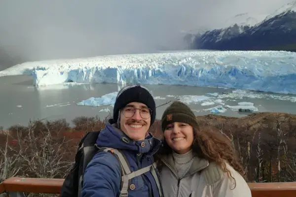 Murilo e sua namorada em El Calafate, na Argentina (Fonte: Arquivo Pessoal)