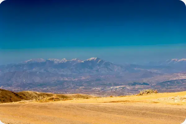 Montanhas de Zagro ao fundo, com o Deserto de Lut em primeiro plano.