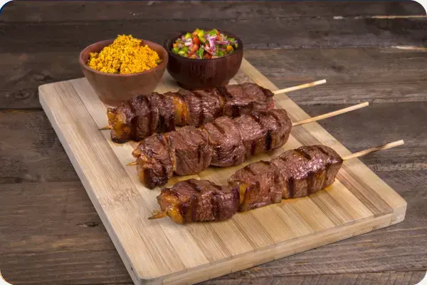 kebab iraniano acmpanhado de farofa e vinagrete