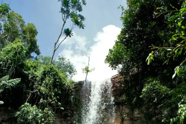 Visão de parte de cima de uma cachoeira