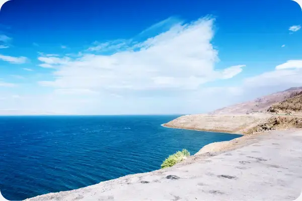 Paisagem com rochas e água do Mar Morto, na Jordânia
