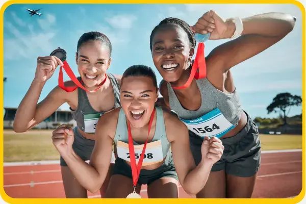 atletas comemorando suas medalhas