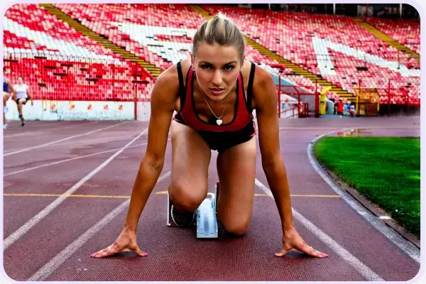 Uma atlteta se preparando para correr.