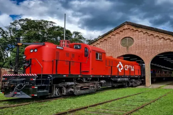 trem na cor vermelha andando pelos trilhos da CPTM
