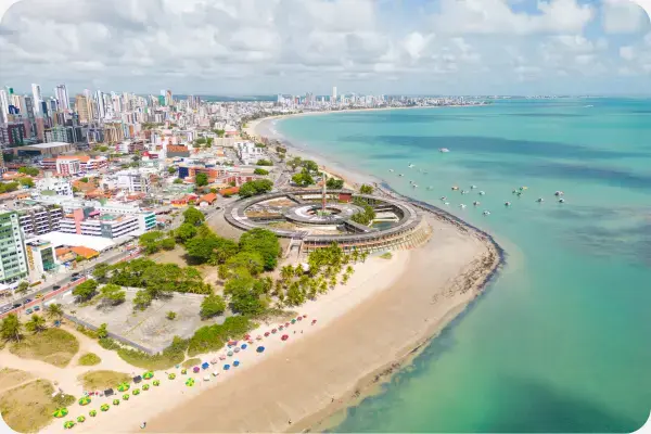 Prédios e orla de praia em João Pessoa, na Paraíba